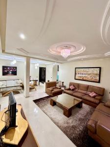 马拉喀什Appartement Duplex élégant et calme Marrakech Menara的带沙发、电视和桌子的客厅
