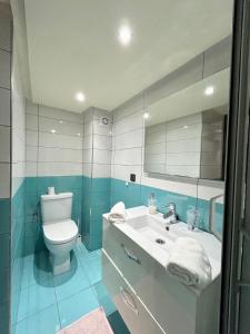 马拉喀什Appartement Duplex élégant et calme Marrakech Menara的浴室配有白色卫生间和盥洗盆。