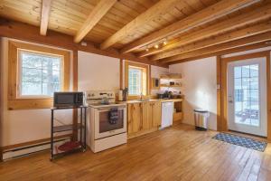 Steady BrookMarble Saltbox ~ hot tub的厨房设有木墙和木制天花板。