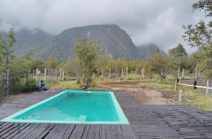 奇廉内瓦达斯Cabana Vista Nevada的一座山地游泳池