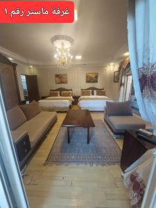 西迪基里尔Resort altayar Villa altayar 2- Aqua Park的一间带两张床和一张沙发的客厅