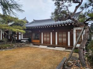 庆州HanokInn的日式房屋前方设有花园