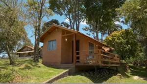 蒙特韦尔迪Chales Boa Vista的树木林立的小房子