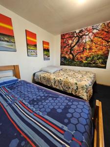 科皮亚波valle的一间卧室设有两张床,墙上挂有绘画作品