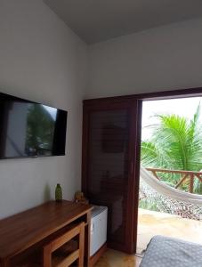 普雷亚Villa Aracoara的卧室配有壁挂式平面电视。