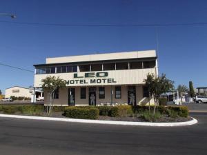 ClermontLeo Hotel Motel的建筑前方有标志的酒店