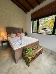科伦坡Rai Villa Colombo的一间卧室设有一张床和一个大窗户