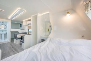 加平Gapyeong Olden Caravan & Pension - Pet Friendly的卧室配有一张白色大床和一张书桌