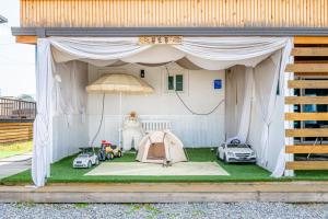 加平Gapyeong Olden Caravan & Pension - Pet Friendly的帐篷内有汽车停放