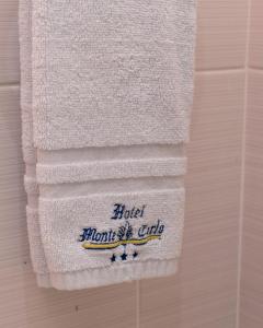 马普托Hotel Monte Carlo的一条毛巾和酒店的 ⁇ 香山头