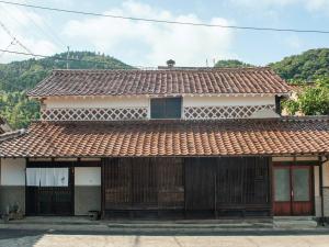 出云市RITA Izumo Sagiura的红色瓦屋顶的房子