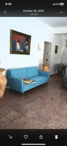 Playa Alejandra的客厅里设有蓝色沙发