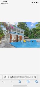 Playa Alejandra的一张房子的照片,里面设有一个游泳池