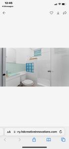 Playa Alejandra的一间带卫生间和玻璃淋浴间的浴室