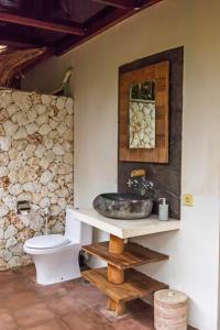 乌鲁瓦图Acacia Bungalows Bingin的一间带水槽和卫生间的浴室