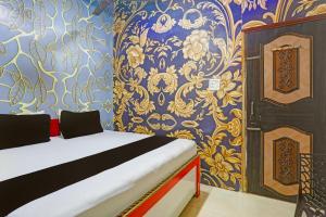 新德里OYO Golden Moment Guest House的一间拥有蓝色和金色壁纸的卧室