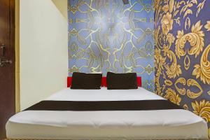 新德里OYO Golden Moment Guest House的一张位于蓝色和金色壁纸房间的床
