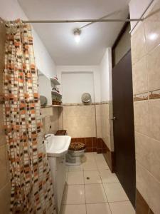 库斯科Casa Katya Cusco的一间带卫生间和水槽的小浴室
