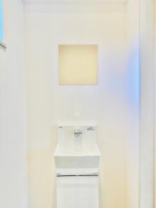 富士吉田市MEGUFUJI PLUS+的白色的浴室设有水槽和白色的墙壁