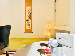 富士吉田市MEGUFUJI PLUS+的一间带桌子和椅子的用餐室