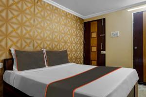 浦那OYO 82148 Hotel Galaxy Residency kalyani nagar的一间卧室,卧室内配有一张大床