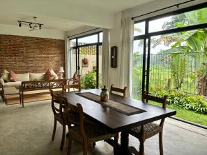 科伦坡Rai Villa Colombo的客厅配有木桌和椅子