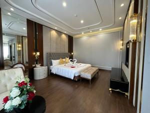 Bồ SơnKinh Bắc Palace Hotel的酒店客房,配有床和电视