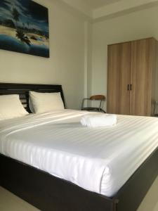 曾蒙海滩苏梅岛睡眠旅馆的一张白色的大床,带两条毛巾
