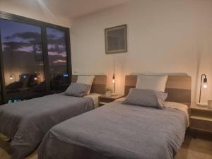 吉朗2 Bedrooms Aptmt with Ocean View的市景客房 - 带两张床