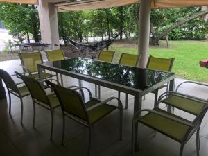 耶尔瓦布埃纳Casa Pilar的露台上的玻璃桌子和椅子
