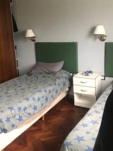 耶尔瓦布埃纳Casa Pilar的一间卧室设有两张单人床和一个床头柜。