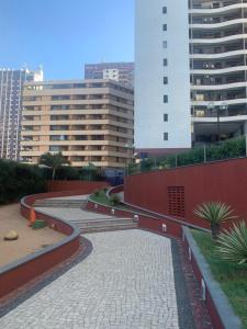 福塔莱萨Apartamento Porto de Iracema的城市中高楼的人行道