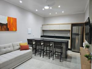 圣劳伦斯海滨Flat Riviera de São Lourenço的客厅配有沙发和桌椅