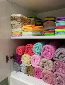 安卡拉Ankara Merkezde Piyanolu Daire的衣柜里装满了许多不同的彩色毛巾