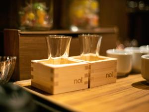 京都nol kyoto sanjo的桌子上木块上的两只空眼镜