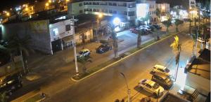 帕拉卡斯Hotel Riviera Inka Paracas的夜间有车辆停放的城市街道