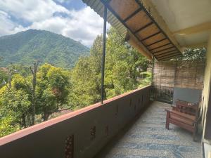 新加拉惹苏吉格德民宿的山景阳台(带长凳)