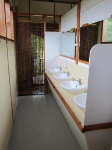 巴迪安Eskapo Verde Resort Moalboal的浴室设有3个水槽和2面镜子