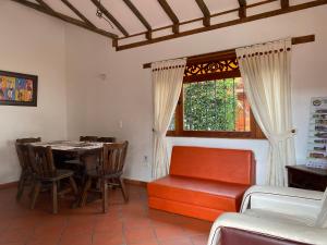 莱瓦镇Cabañas Villa Encanto的一间带桌椅和窗户的用餐室
