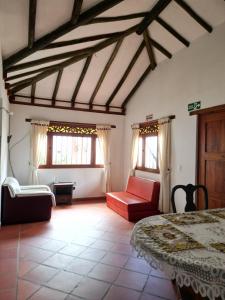 莱瓦镇Cabañas Villa Encanto的一间卧室配有一张床、一张沙发和窗户。