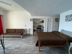 阿卡普尔科Bonita Suite Torres Gemelas的一间带两张床的客厅和一间厨房