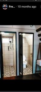 SematanThe Mangrove的带淋浴和卫生间的浴室