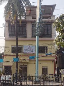 GauripurHotel Skyking的前面有蓝色的柱子的建筑