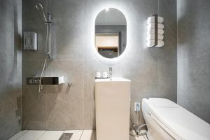 木浦市Hound Hotel Mokpo Peace Plaza的一间带水槽和镜子的浴室