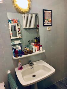 安卡拉Merkezde elçiliklere yakın konforlu özel oda的一间带水槽和镜子的浴室
