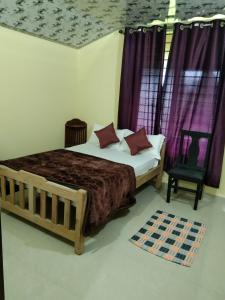 马迪凯里Samz estate stay 2BHK的一间卧室配有一张带紫色窗帘的床和一把椅子