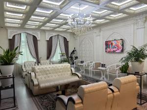 撒马尔罕理想酒店的带沙发和吊灯的客厅