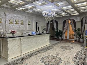 撒马尔罕理想酒店的大房间设有吊灯和大理石台面