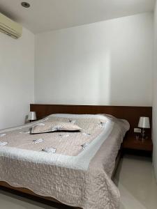 Ban Mae NamApartment的卧室内的一张大床,配有两盏灯