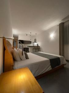 拉戈莱特阿肯斯通公寓的酒店客房配有一张床铺和一张桌子。